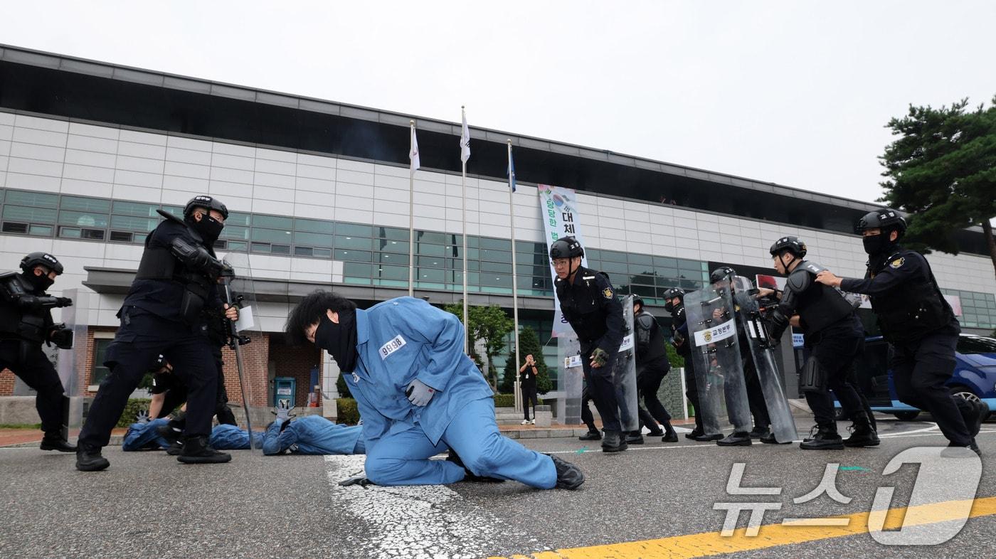 본문 이미지 - 20일 구로구 서울남부구치소에서 대 테러 상황을 가정해 열린 을지연습 실제훈련에서 교정공무원과 군경 병력이 탈출하는 수감자들을 제압하고 있다. 2026.8.20 ⓒ 뉴스1 박세연 기자
