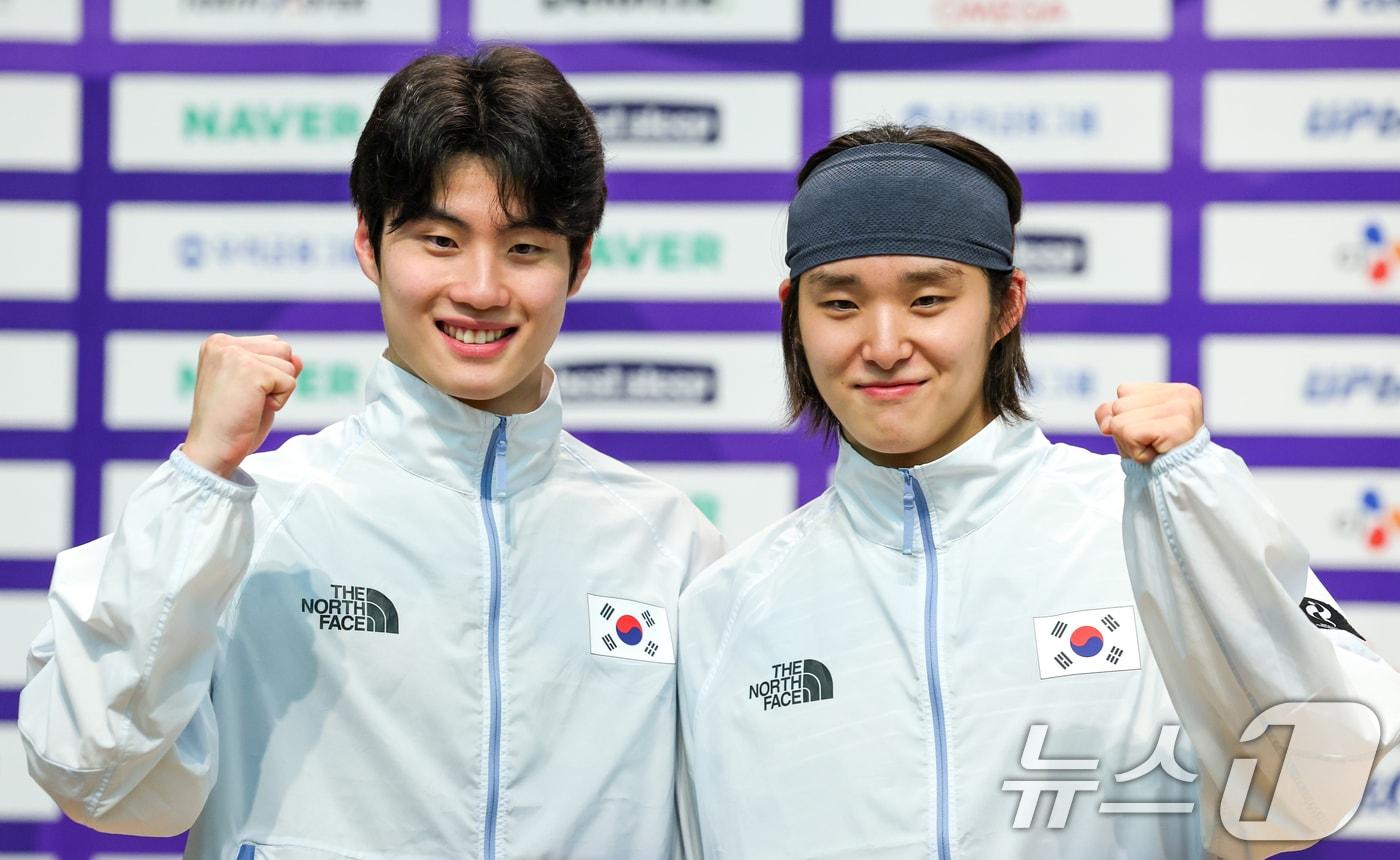본문 이미지 - 수영 국가대표 황선우(왼쪽), 김우민이 20일 충북 진천선수촌에서 2026 아이치·나고야하계아시아경기대회 D-30 미디어데이 대한민국선수단 기자회견을 마친 뒤 기념 촬영을 하고 있다. 2026.8.20 ⓒ 뉴스1 안은나 기자