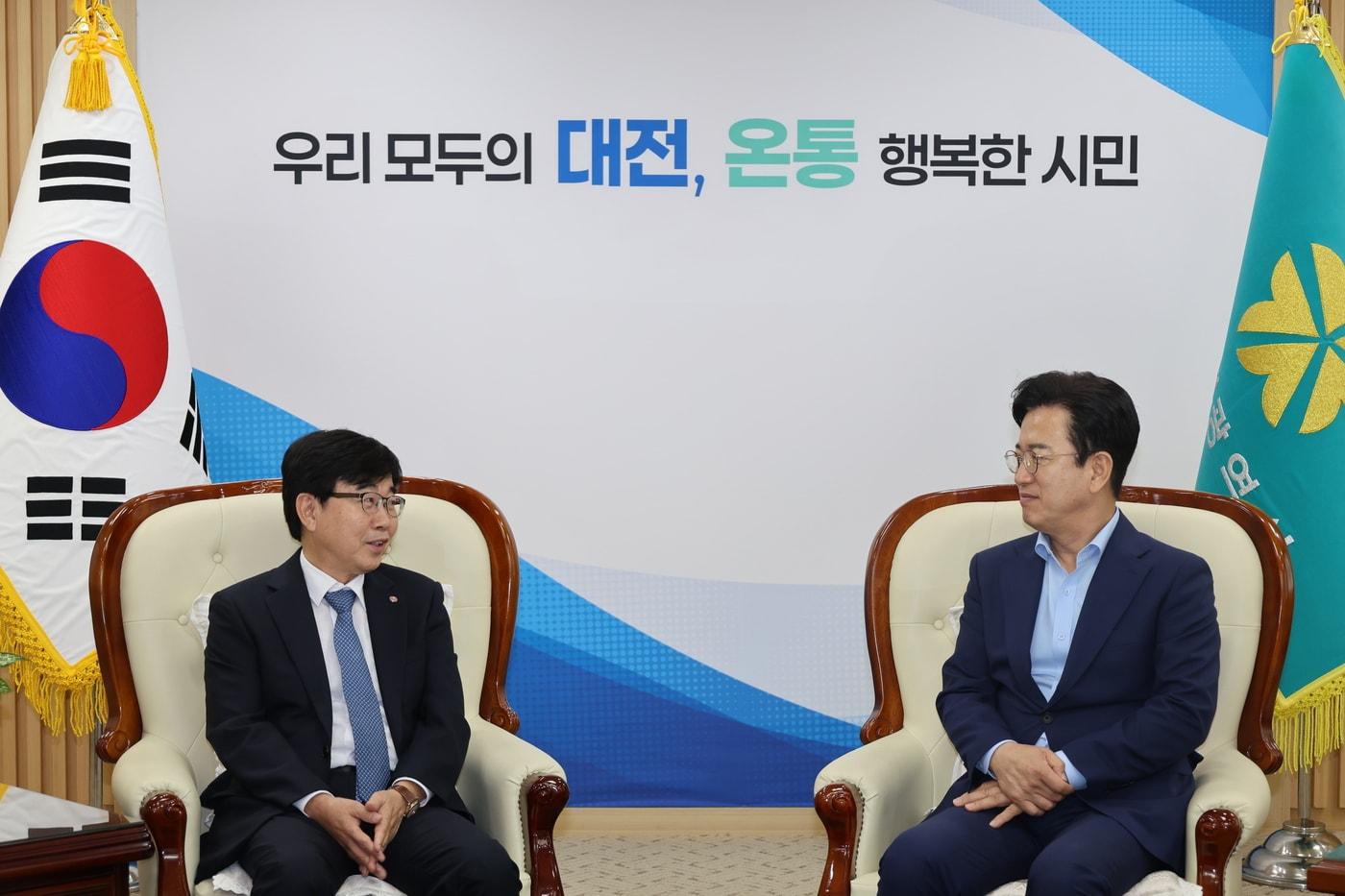 본문 이미지 - 인태연 소상공인시장진흥공단 이사장(왼쪽)이 대전시청에서 허태정 대전시장과 만나 소상공인·전통시장 활성화를 위한 협력 방안을 논의하고 있다.(소상공인시장진흥공단 제공)