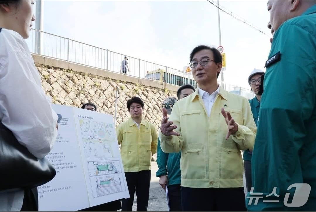 본문 이미지 - 전재수 부산시장이 20일 동구 성남초등학교 일원을 방문해 어린이 통학로 교통안전 실태를 점검하고 있다. (부산시 제공. 재판매 및 DB금지)
