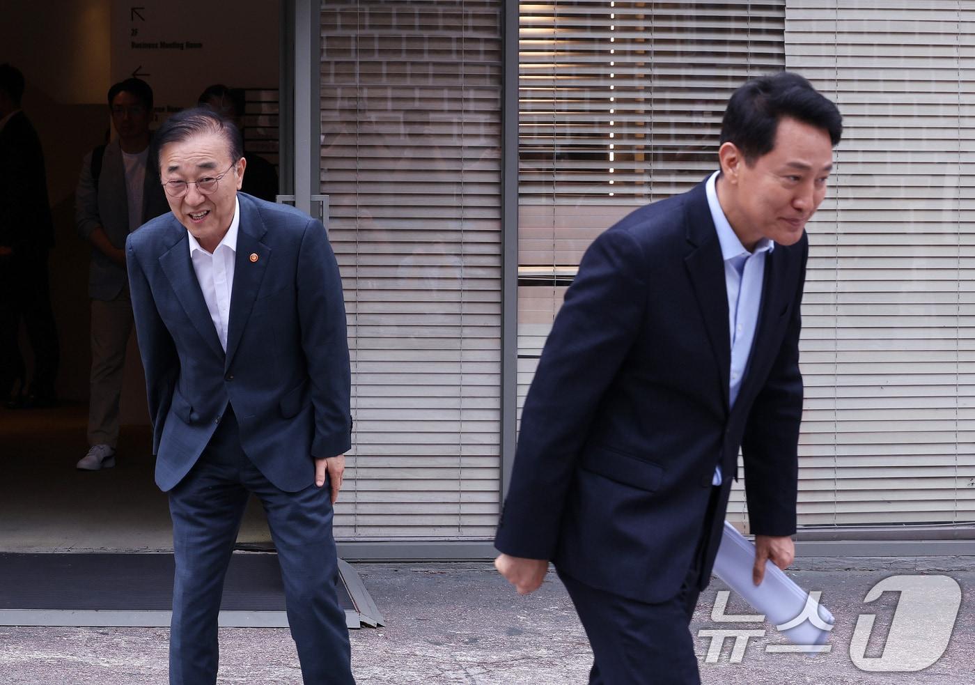본문 이미지 - 김윤덕 국토교통부 장관(왼쪽)과 오세훈 서울시장이 20일 서울 중구 정동에서 서울 주택 공급 방안을 논의하기 위한 회동을 마친 뒤 이동하고 있다.  2026.8.20 ⓒ 뉴스1 박지혜 기자