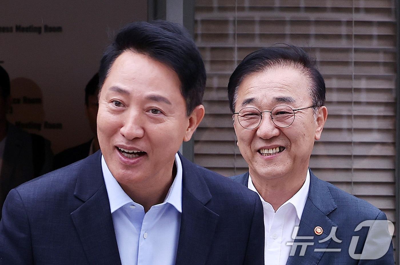 본문 이미지 - 김윤덕 국토교통부 장관과 오세훈 서울시장이 20일 서울 중구 정동에서 서울 주택 공급 방안을 논의하기 위한 회동을 마친 뒤 이동하고 있다. 2026.8.20 ⓒ 뉴스1 박지혜 기자