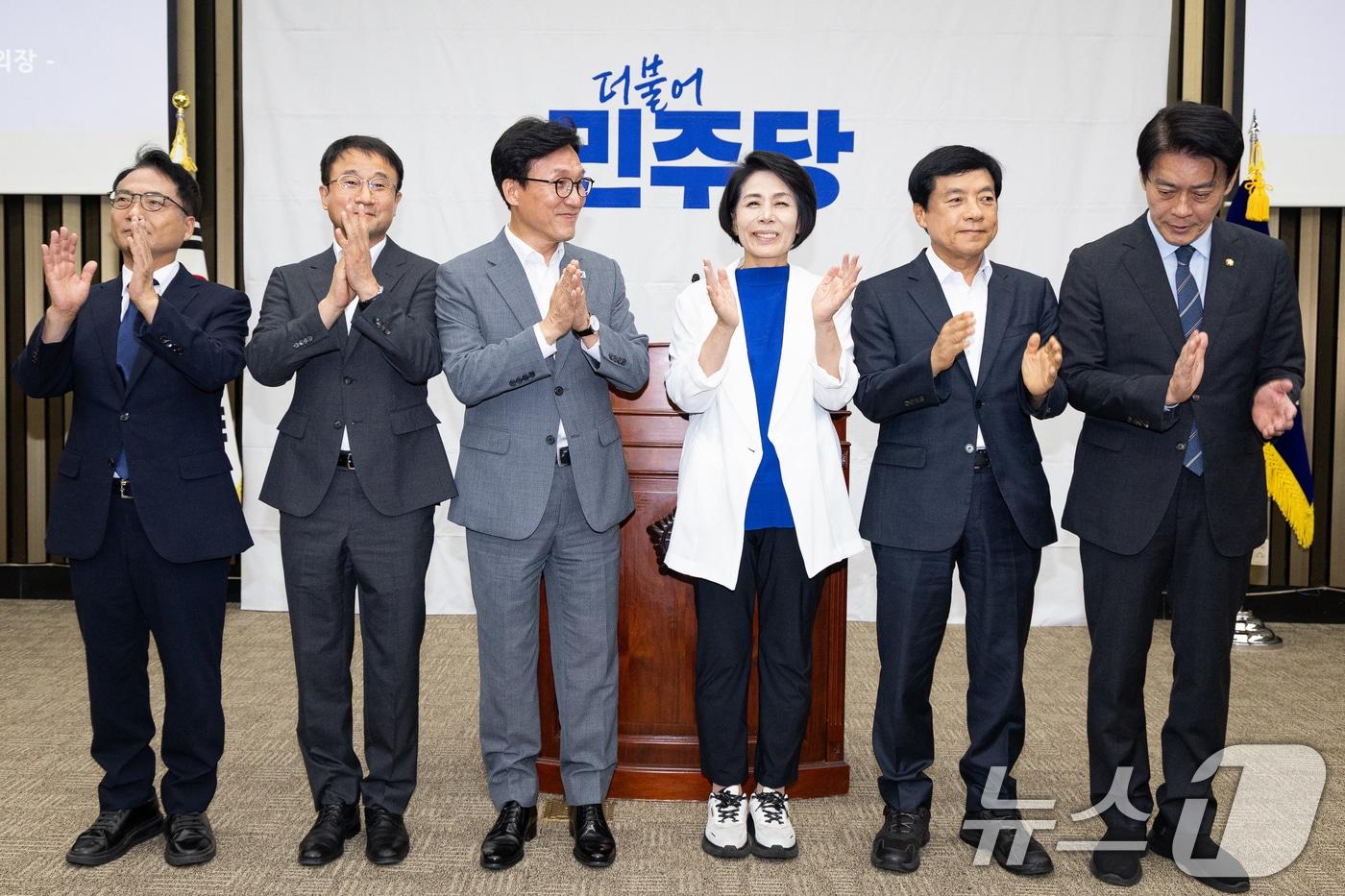 본문 이미지 - 김민석 더불어민주당 대표를 비롯한 지도부.  20일 서울 여의도 국회에서 열린 의원총회에서 의원들을 향해 인사하고 있다. 왼쪽부터 박선원 최고위원, 한병도 원내대표, 김 대표, 최민희, 이성윤, 한민수 최고위원. 2026.8.20 ⓒ 뉴스1 유승관 기자