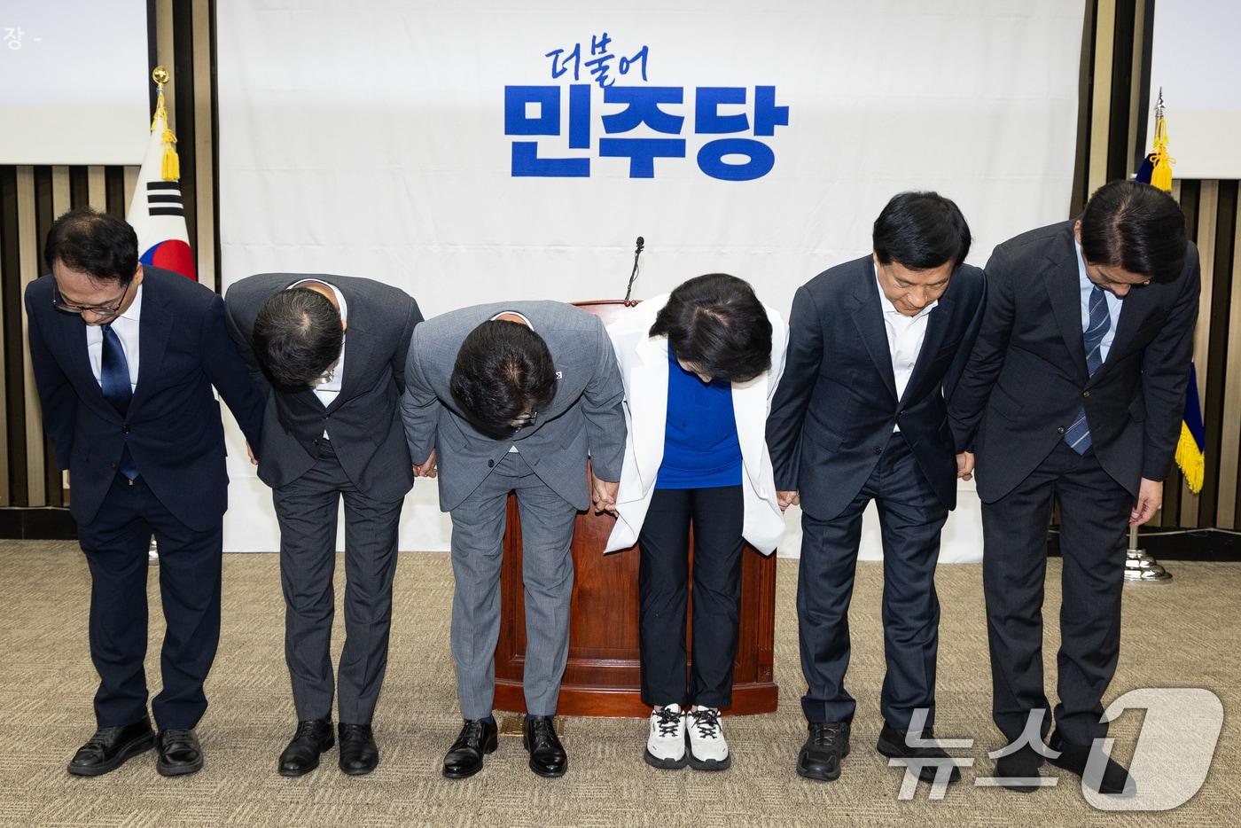 본문 이미지 - 김민석 더불어민주당 대표를 비롯한 신임 지도부가 20일 서울 여의도 국회에서 열린 의원총회에서 의원들을 향해 인사하고 있다. 왼쪽부터 박선원 최고위원, 한병도 원내대표, 김 대표, 최민희, 이성윤, 한민수 최고위원. 2026.8.20 ⓒ 뉴스1 유승관 기자