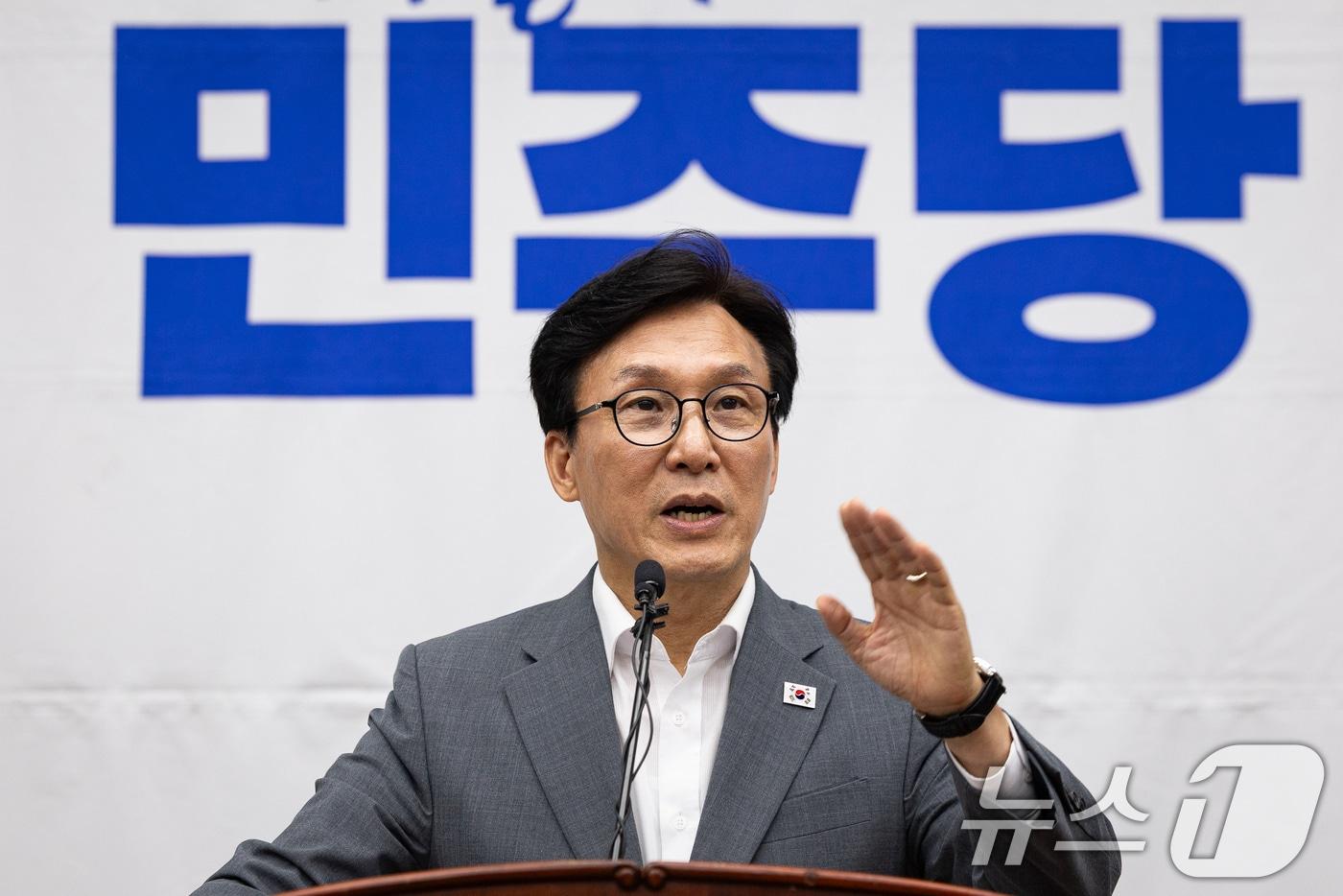 본문 이미지 - 김민석 더불어민주당 대표가 20일 서울 여의도 국회에서 열린 의원총회에서 모두 발언을 하고 있다. 2026.8.20 ⓒ 뉴스1 유승관 기자