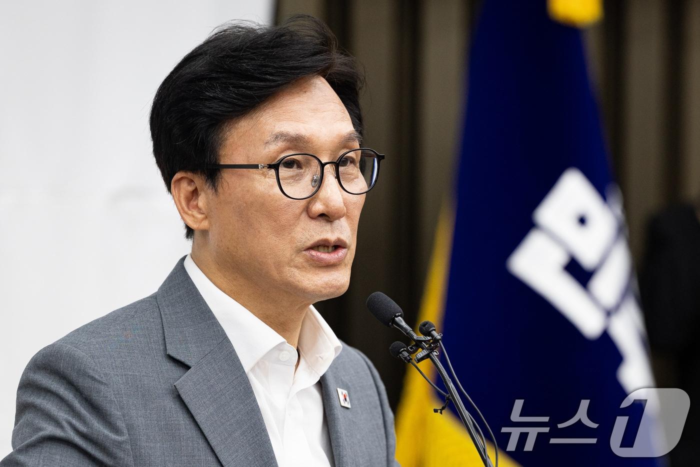 본문 이미지 - 김민석 더불어민주당 대표가 20일 서울 여의도 국회에서 열린 의원총회에서 모두 발언을 하고 있다. 2026.8.20 ⓒ 뉴스1 유승관 기자