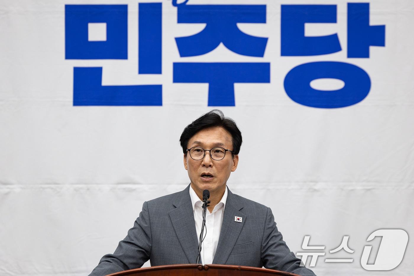 본문 이미지 - 김민석 더불어민주당 대표가 20일 서울 여의도 국회에서 열린 의원총회에서 모두 발언을 하고 있다. 2026.8.20 ⓒ 뉴스1 유승관 기자