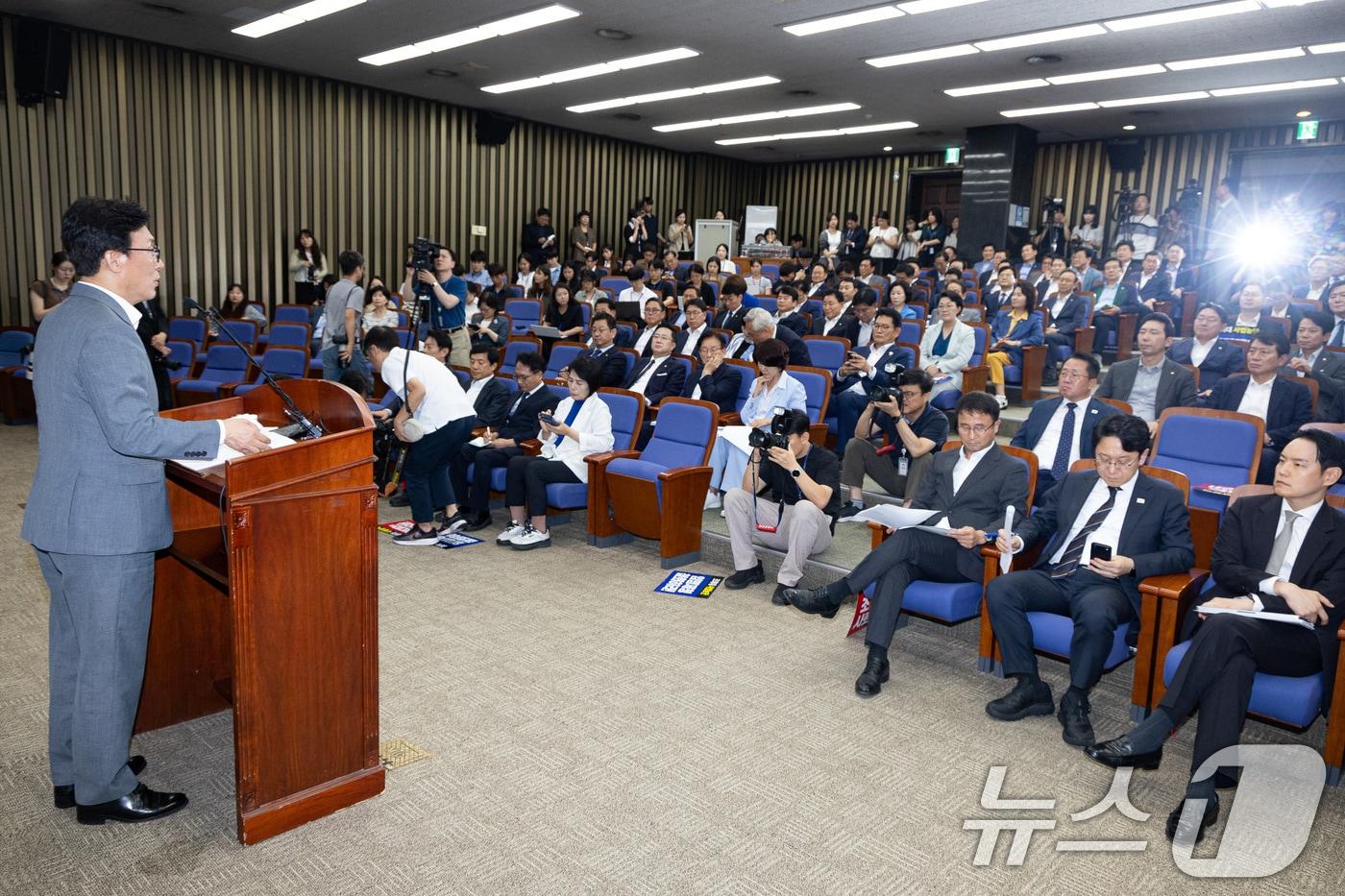 본문 이미지 - 김민석 더불어민주당 대표가 20일 서울 여의도 국회에서 열린 의원총회에서 모두 발언을 하고 있다. 2026.8.20 ⓒ 뉴스1 유승관 기자