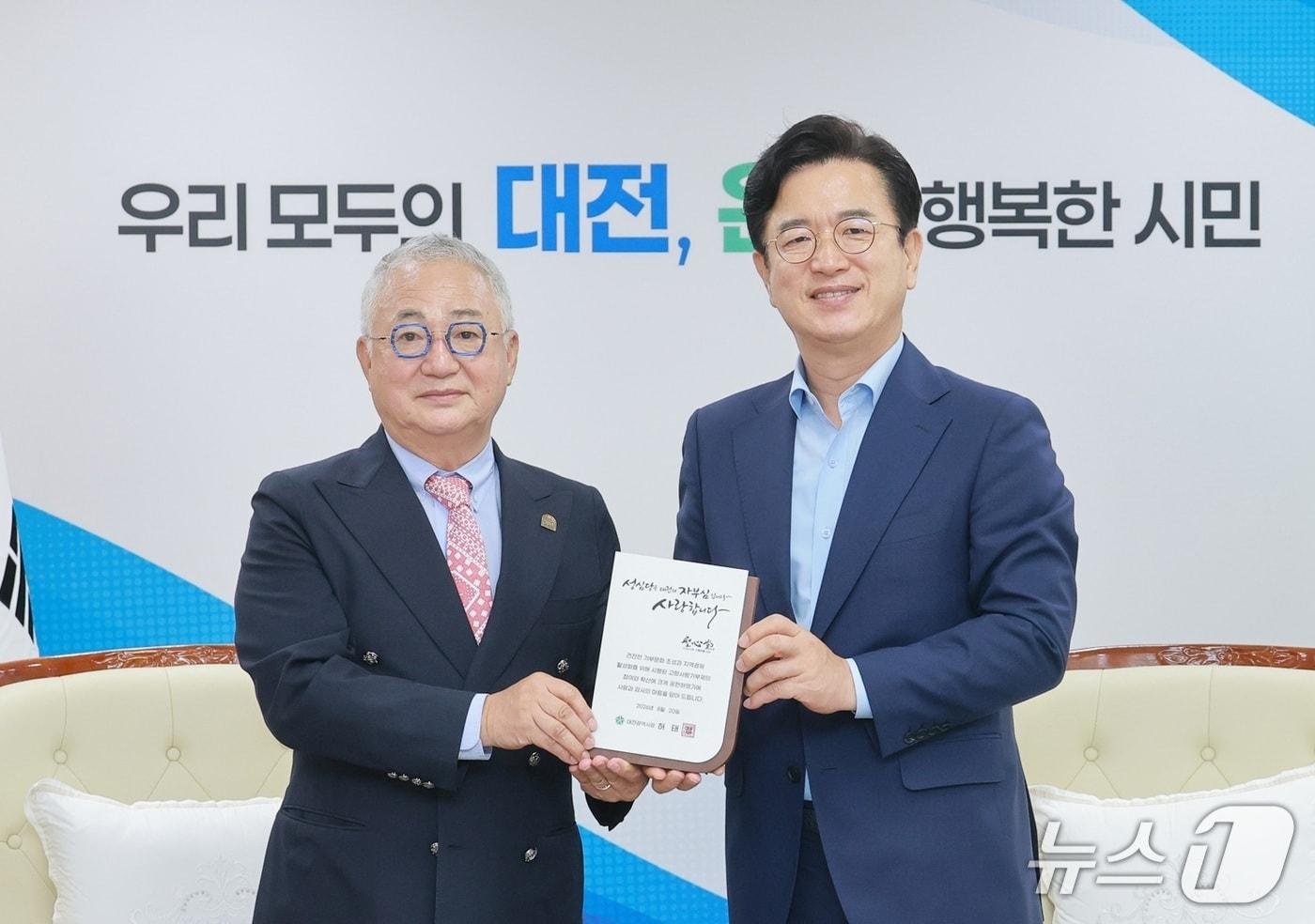 본문 이미지 - 허태정 시장이 성심당의 로쏘㈜ 임영진 대표(왼쪽)에게 시정발전 유공 감사패를 수여했다. (시 제공) / 뉴스1