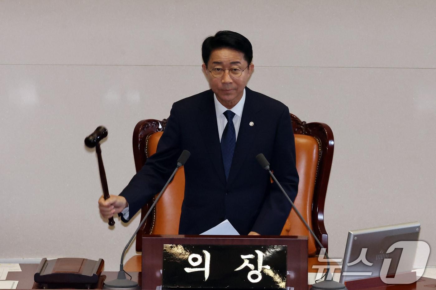 본문 이미지 - 조정식 국회의장이 20일 오후 서울 여의도 국회에서 열린 제438회 국회(임시회) 제1차 본회의에서 의사봉을 두드리고 있다. 2026.8.20 ⓒ 뉴스1 황기선 기자