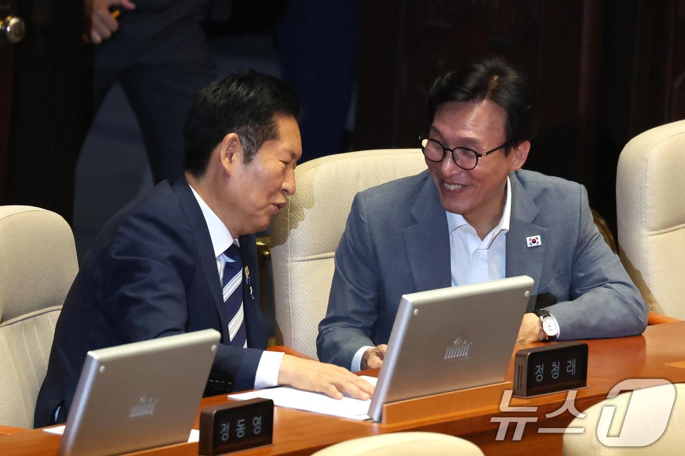 본문 이미지 - 김민석 더불어민주당 대표와 정청래 의원이 20일 서울 여의도 국회에서 열린 제438회국회(임시회) 제1차 본회의에서 대화하고 있다. 2026.8.20 ⓒ 뉴스1 신웅수 기자