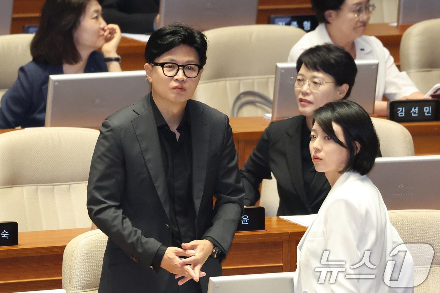 본문 이미지 - 한동훈 무소속 의원과 배현진 국민의힘 의원이 20일 서울 여의도 국회에서 열린 제438회국회(임시회) 제1차 본회의에서 대화하고 있다. 2026.8.20 ⓒ 뉴스1 신웅수 기자