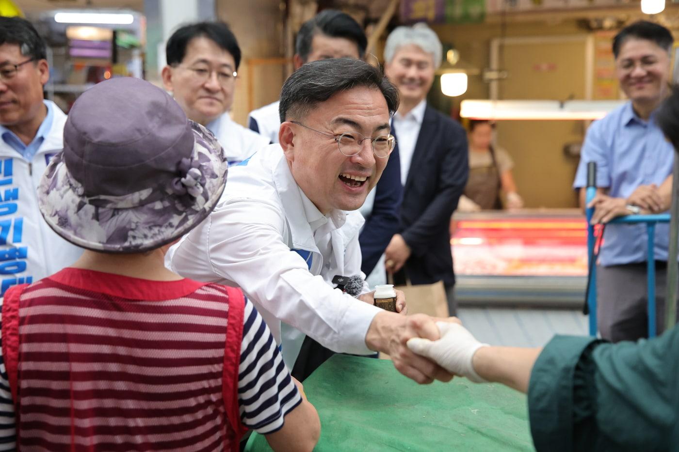 본문 이미지 - 신장식 조국혁신당 대표가 20일 서울 영등포시장을 찾아 상인들과 인사를 나누고 있다. (조국혁신당 제공. 재판매 및 DB금지)