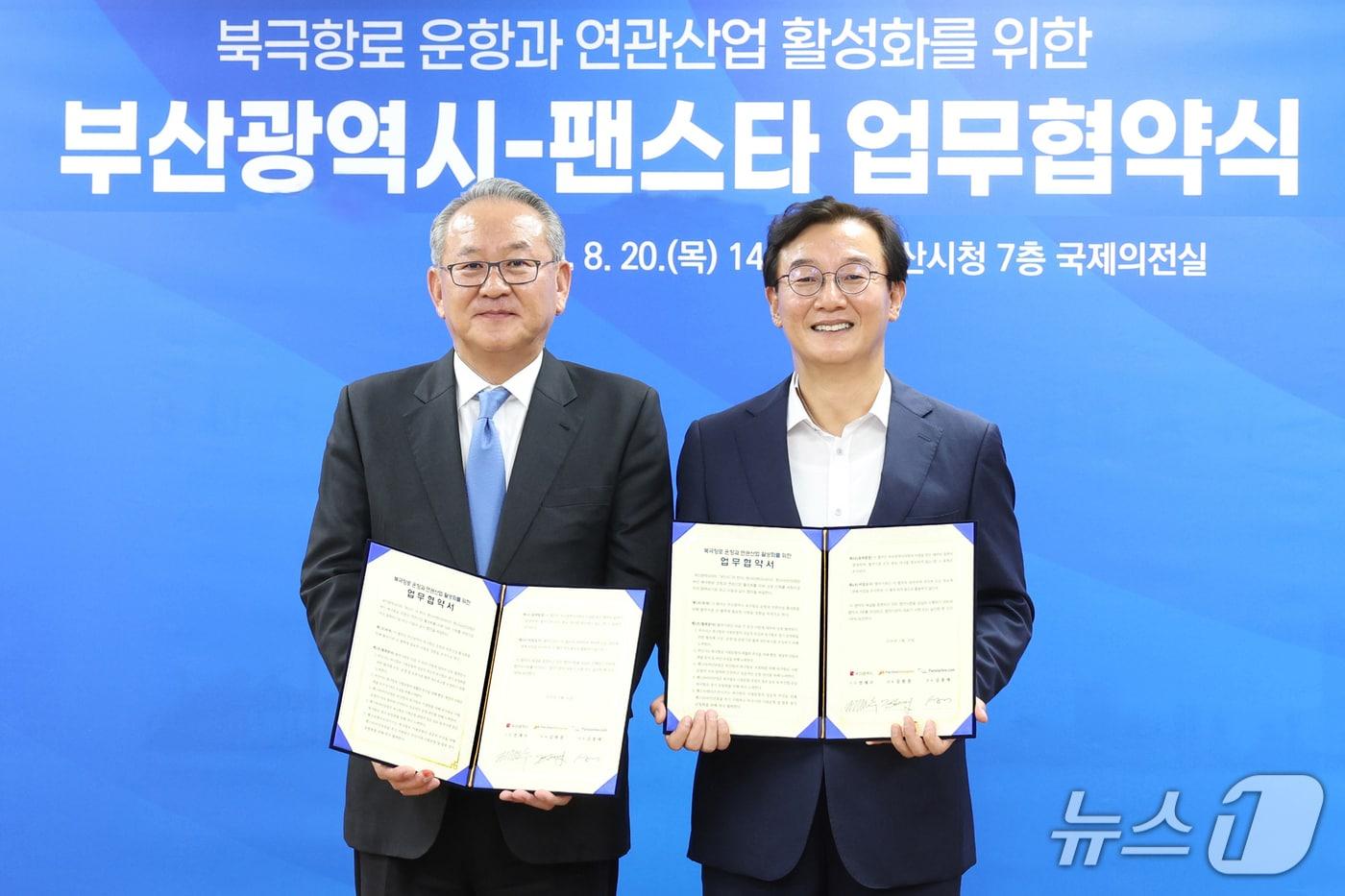 본문 이미지 - (왼쪽부터) 김현겸 팬스타그룹 회장과 전재수 부산시장이 업무협약을 체결한 뒤 기념촬영을 하는 모습 (부산시 제공. 재판매 및 DB금지)