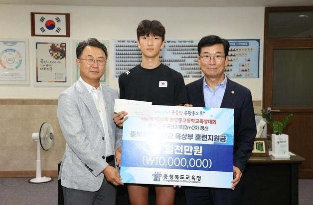 본문 이미지 - 윤건영 충북교육감이 20일 충북체육중학교를 찾아 높이뛰기 중등부 한국신기록을 41년 만에 경신한 곽시헌 학생을 격려하고 훈련지원금 1000만 원을 전달했다.(충북교육청 제공. 재판매 및 DB금지)