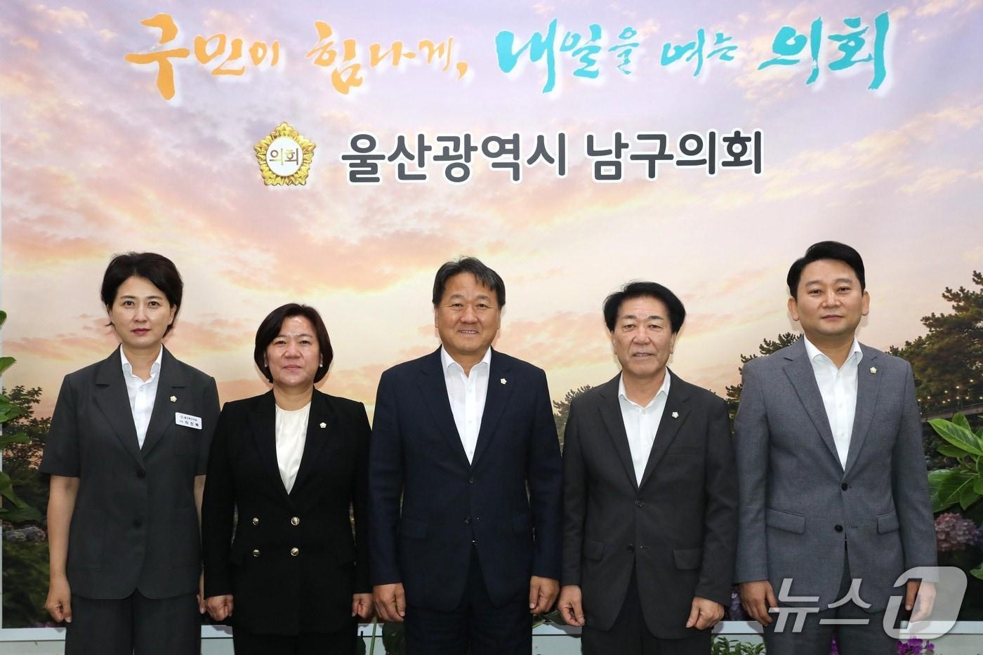 본문 이미지 - 울산 5개 구·군의회 의장들이 20일 남구의회에서 간담회를 열고 자치구 일반조정교부금 교부율 상향 방안을 논의한 뒤 기념촬영을 하고 있다. (울산 구·군의회 의장협의회 제공. 재판매 및 DB 금지) /뉴스1