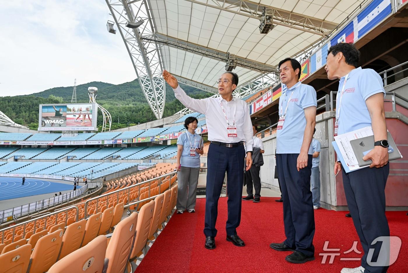 본문 이미지 - 2026 대구세계마스터즈육상경기대회(WMAC대구2026) 개막을 하루 앞둔 20일 대회 조직위원장인 추경호 대구시장이 주경기장인 대구스타디움을 찾아 준비 상황을 점검하고 있다. (대구시 제공. 재판매 및 DB 금지) 2026.8.20/뉴스1