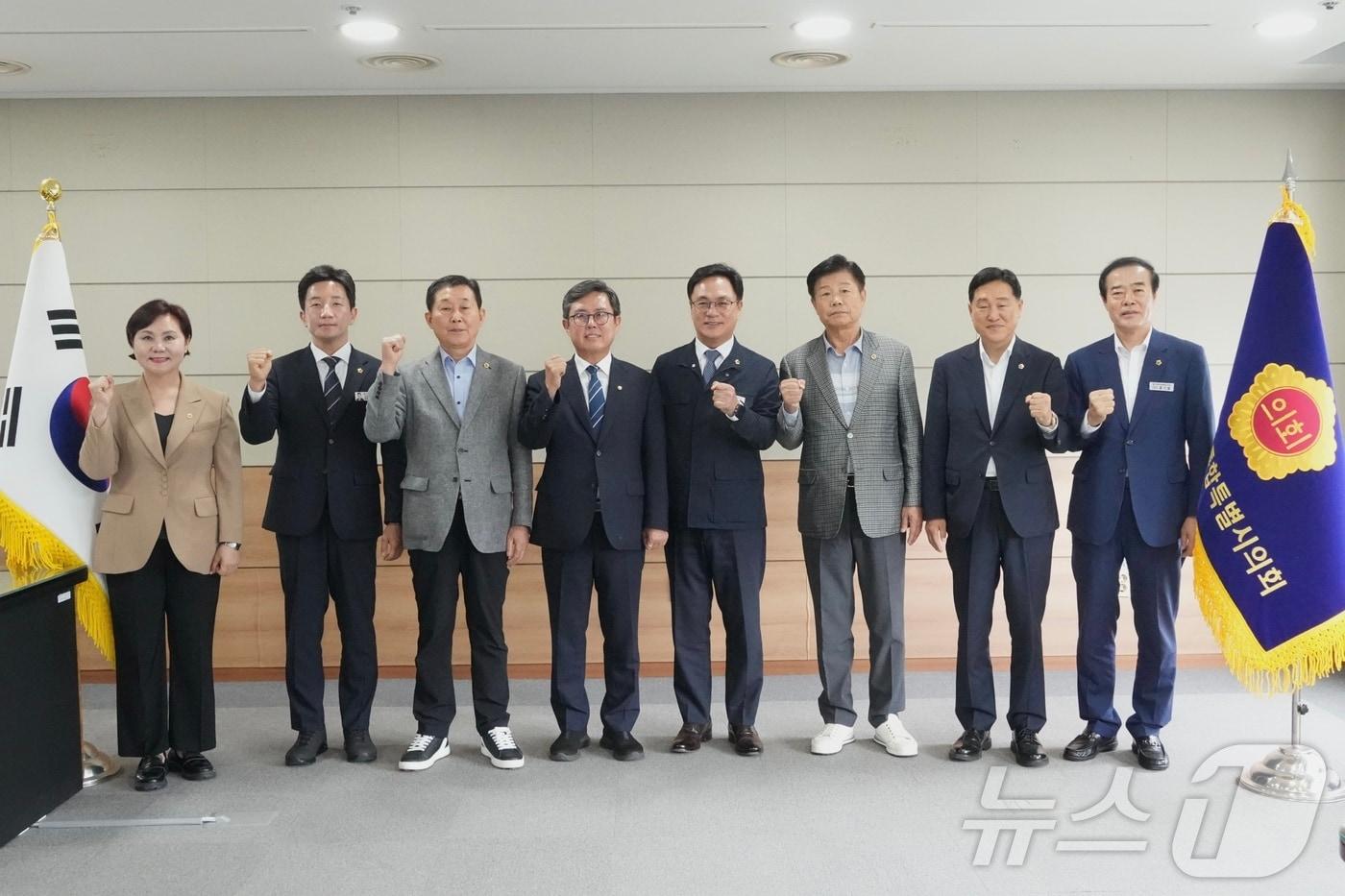 본문 이미지 - 안도걸 더불어민주당 초대 전남광주통합특별시당위원장이 전남광주통합시의회 송형곤 의장 등 의장단과 회동하고 있다.(전남광주시당 제공. 재배포 및 DB 금지)