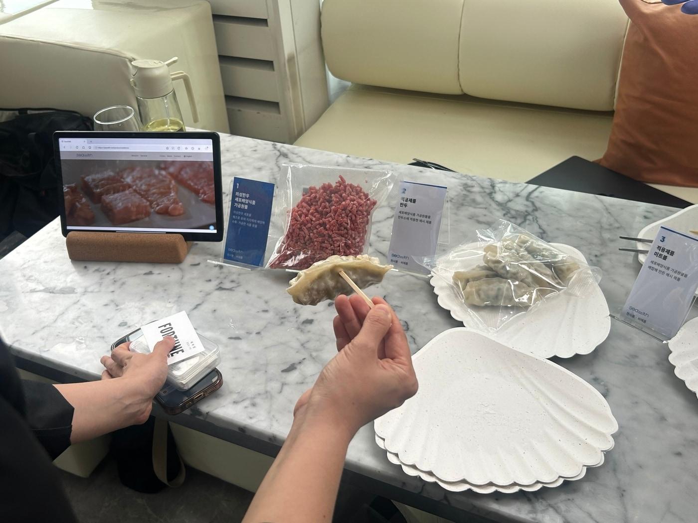 본문 이미지 - 씨위드의 배양육을 넣어 만든 만두. 기존 만두와 전혀 맛의 차이가 느껴지지 않았다. 2026.8.20 ⓒ뉴스1 문대현 기자