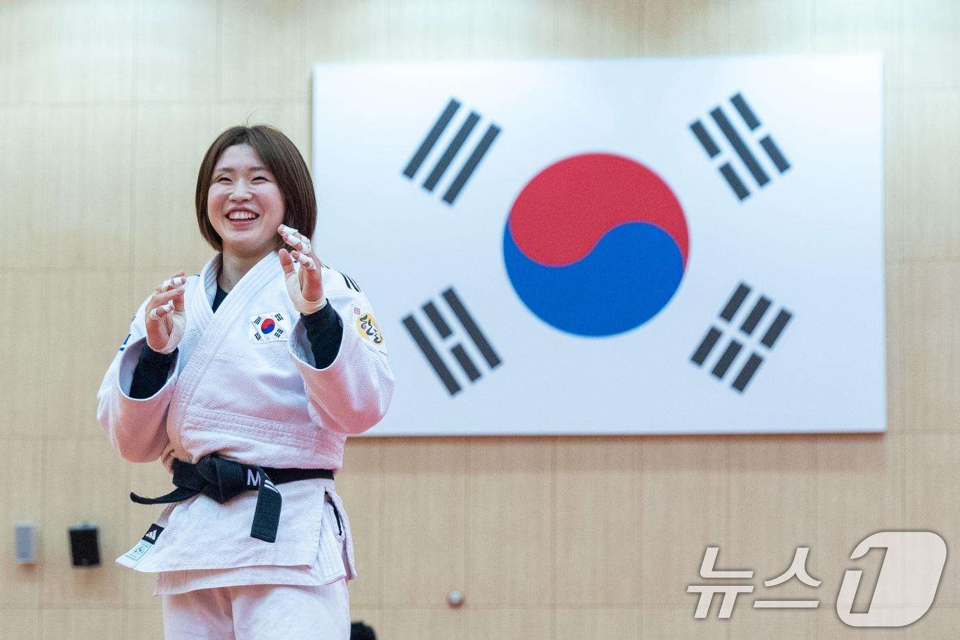 본문 이미지 - 유도 국가대표 허미미가 20일 충북 진천선수촌에서 열린 2026 아이치·나고야 하계아시아경기대회 D-30 미디어데이에서 포즈를 취하고 있다. 2026.8.20 ⓒ 뉴스1 안은나 기자