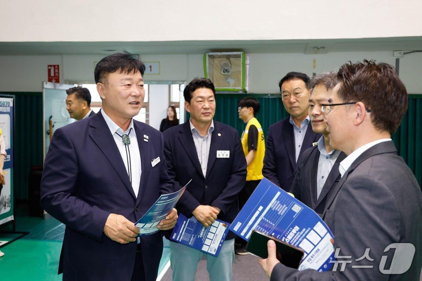 본문 이미지 - 성수석 시장(맨 왼쪽)이 시가 추진하고 있는 지역경제 활성화 정책을 홍보하고 있는 모습.(이천시 제공)