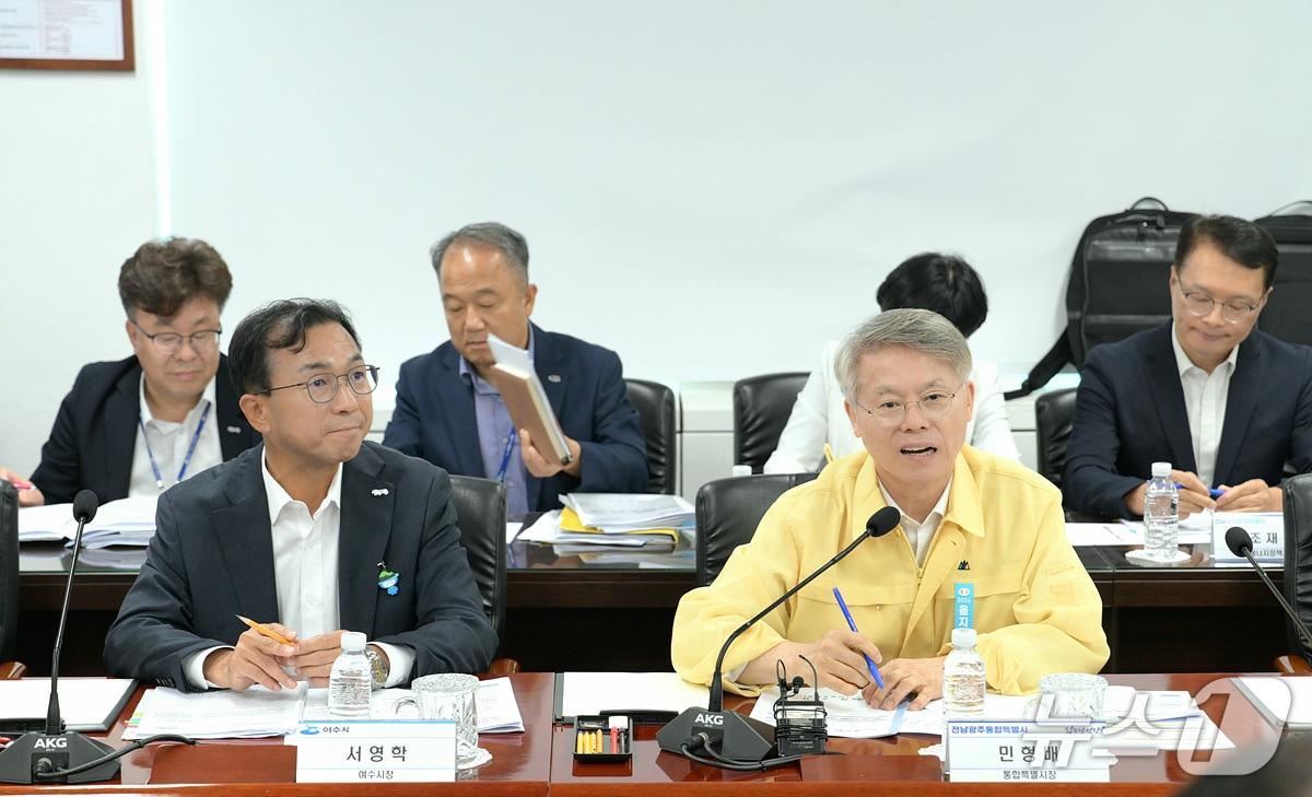 본문 이미지 - 20일 민형배 전남광주통합특별시장과 서영학 전남광주통합특별시 여수시장이 여수산단 금호석유화학 여수공장 대회의실에서 '여수 석유화학 사업재편'에 따른 현장 애로사항과 대응 방안을 논의했다.(여수시 제공)