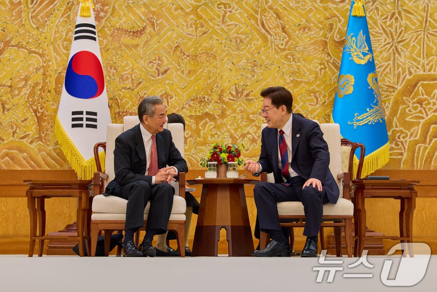 본문 이미지 - 이재명 대통령이 20일 청와대에서 왕이 중국 공산당 중앙정치국 위원 겸 외교부장을 접견하고 있다. (청와대 제공. 재판매 및 DB 금지) 2026.8.20 ⓒ 뉴스1 허경 기자