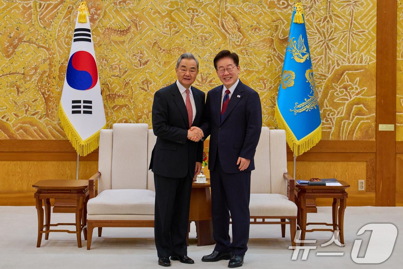 본문 이미지 - 이재명 대통령이 20일 청와대에서 왕이 중국 공산당 중앙정치국 위원 겸 외교부장을 접견하고 있다. (청와대 제공. 재판매 및 DB 금지) 2026.8.20 ⓒ 뉴스1 허경 기자