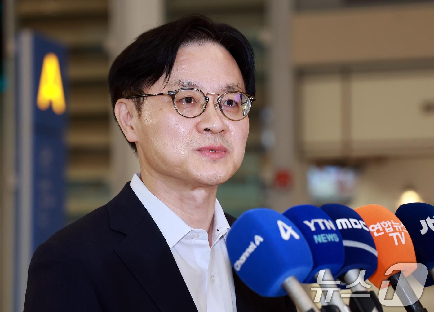 본문 이미지 - 김정관 산업통상부 장관이 대미 투자 프로젝트 및 한·미 통상 현안 협의를 마치고 20일 인천국제공항 2터미널을 통해 귀국해 취재진 질문에 답하고 있다. 2026.8.20 ⓒ 뉴스1 이호윤 기자