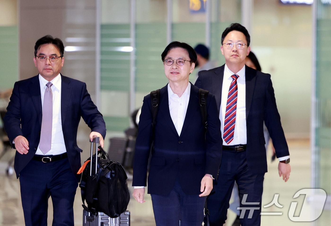 본문 이미지 - 김정관 산업통상부 장관이 대미 투자 프로젝트 및 한·미 통상 현안 협의를 마치고 20일 인천국제공항 2터미널을 통해 귀국하고 있다. 2026.8.20 ⓒ 뉴스1 이호윤 기자