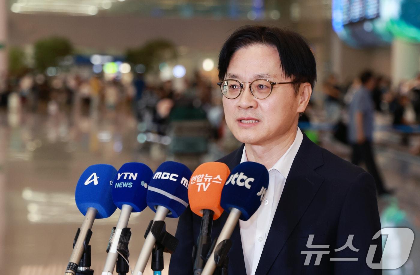 본문 이미지 - 김정관 산업통상부 장관이 대미 투자 프로젝트 및 한·미 통상 현안 협의를 마치고 20일 인천국제공항 2터미널을 통해 귀국해 취재진 질문에 답하고 있다. 2026.8.20 ⓒ 뉴스1 이호윤 기자