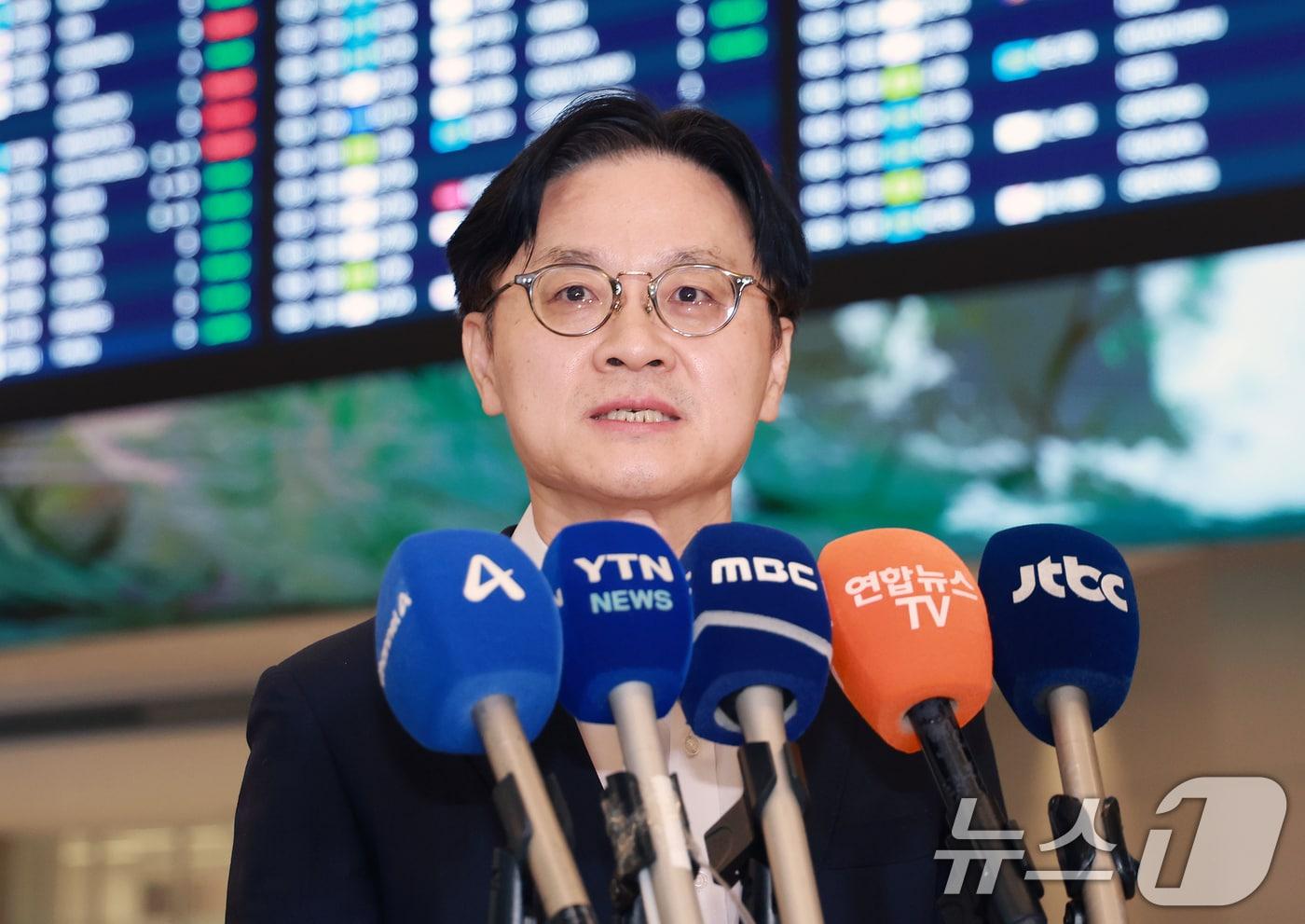 본문 이미지 - 김정관 산업통상부 장관이 대미 투자 프로젝트 및 한·미 통상 현안 협의를 마치고 20일 인천국제공항 2터미널을 통해 귀국해 취재진 질문에 답하고 있다. 2026.8.20 ⓒ 뉴스1 이호윤 기자