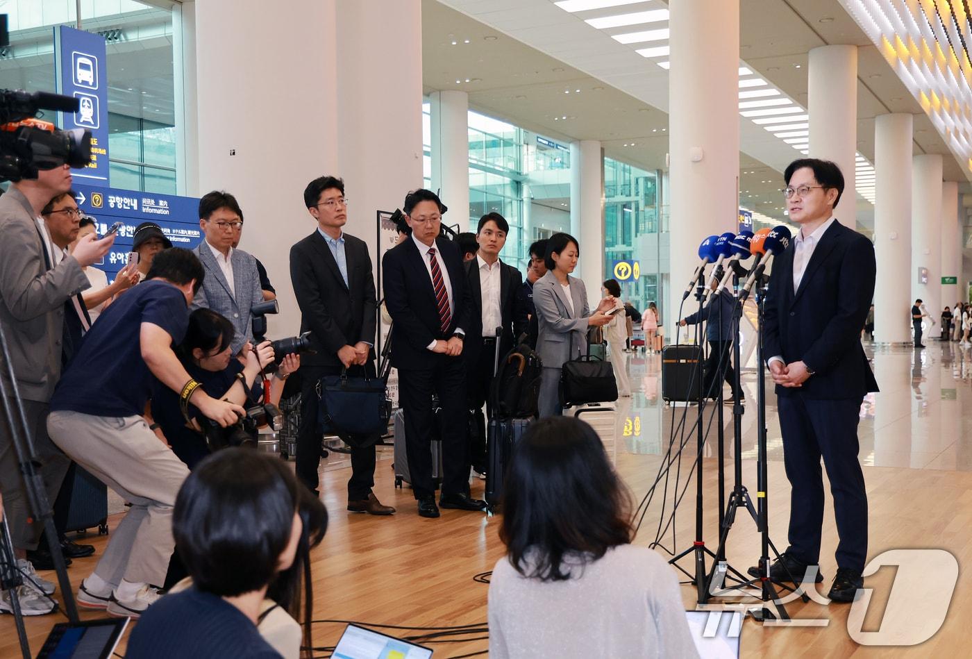 본문 이미지 - 김정관 산업통상부 장관이 대미 투자 프로젝트 및 한·미 통상 현안 협의를 마치고 20일 인천국제공항 2터미널을 통해 귀국해 취재진 질문에 답하고 있다. 2026.8.20 ⓒ 뉴스1 이호윤 기자