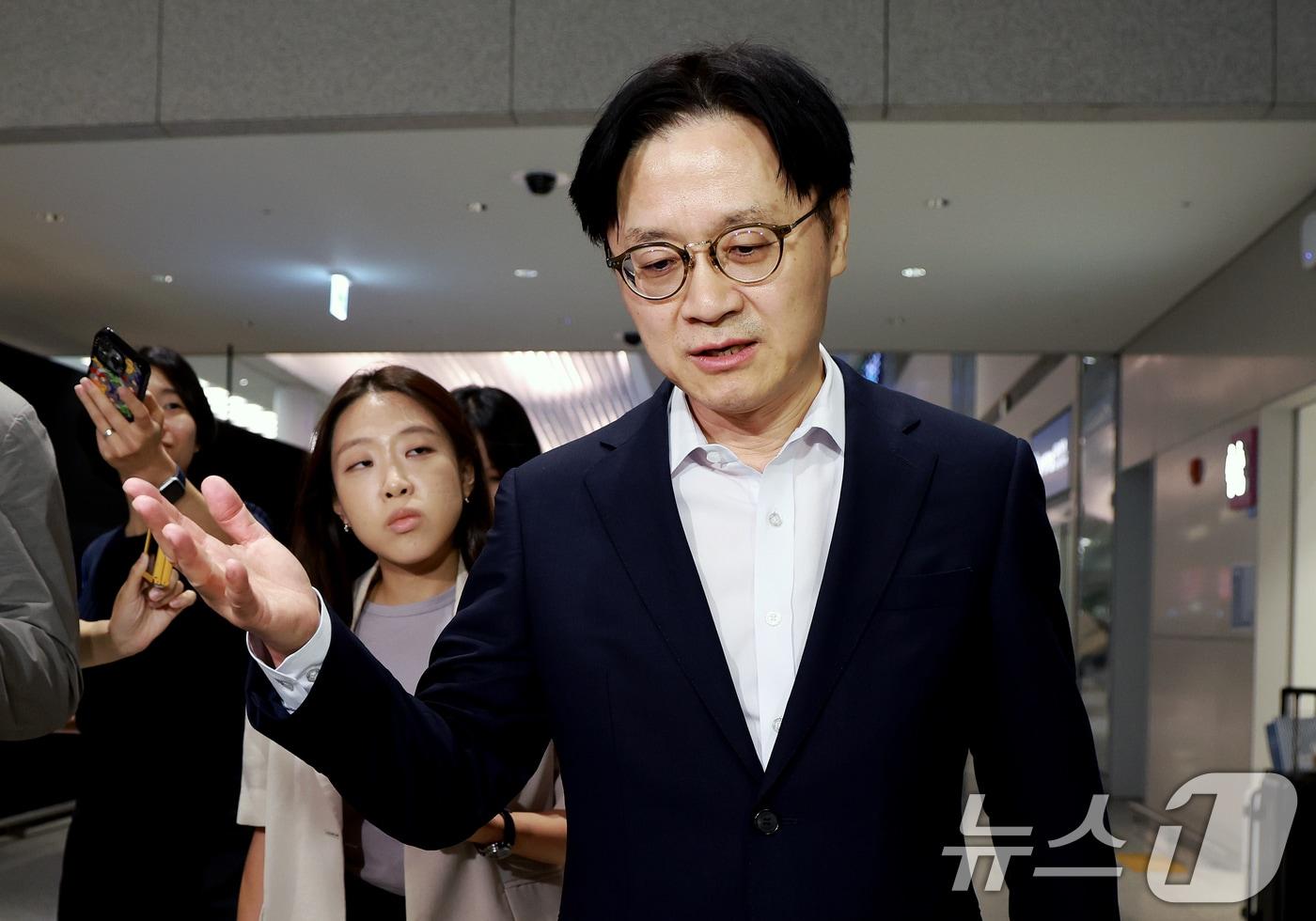 본문 이미지 - 김정관 산업통상부 장관이 대미 투자 프로젝트 및 한·미 통상 현안 협의를 마치고 지난 20일 인천국제공항 2터미널을 통해 귀국해 취재진 질문에 답하고 있다. 2026.8.20 ⓒ 뉴스1 이호윤 기자