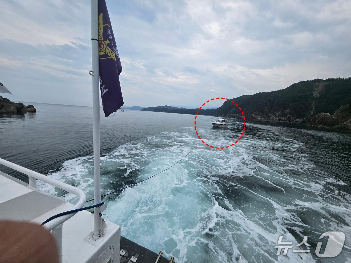 본문 이미지 - 삼척 덕산항 남방파제 인근 해상서 표류중인 모터보트 구조중인 동해해경.(동해해경 제공, 재판매 및 DB금지) 