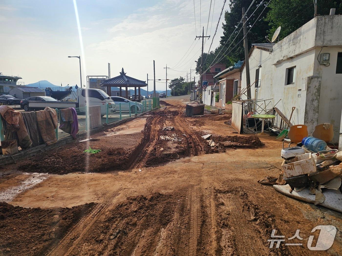 본문 이미지 - 20일 오후 찾은 거제시 둔덕면 어구마을 곳곳에 폭우와 산사태 피해 흔적이 남아 있다. 2026.8.20 ⓒ 뉴스1 박민석 기자