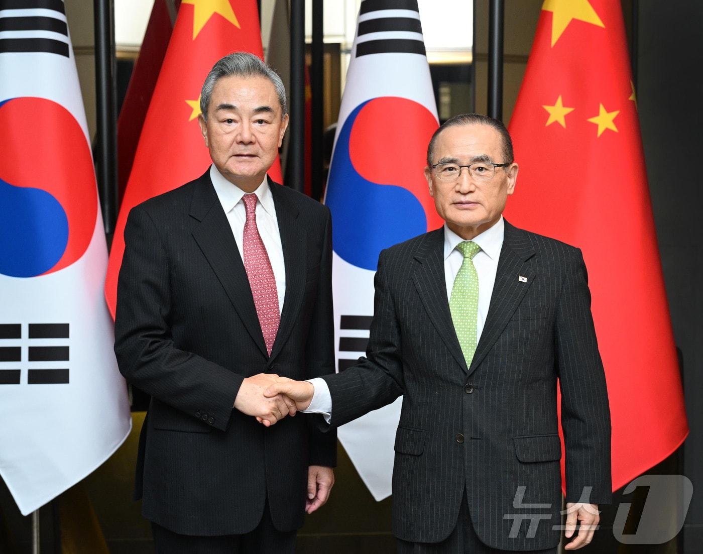 본문 이미지 - 위성락 국가안보실장이 20일 왕이 중국공산당 중앙외사판공실 주임 겸 외교부장과 회담에 앞서 악수하고 있다. (청와대 제공. 재판매 및 DB 금지) 2026.8.20 ⓒ 뉴스1 허경 기자