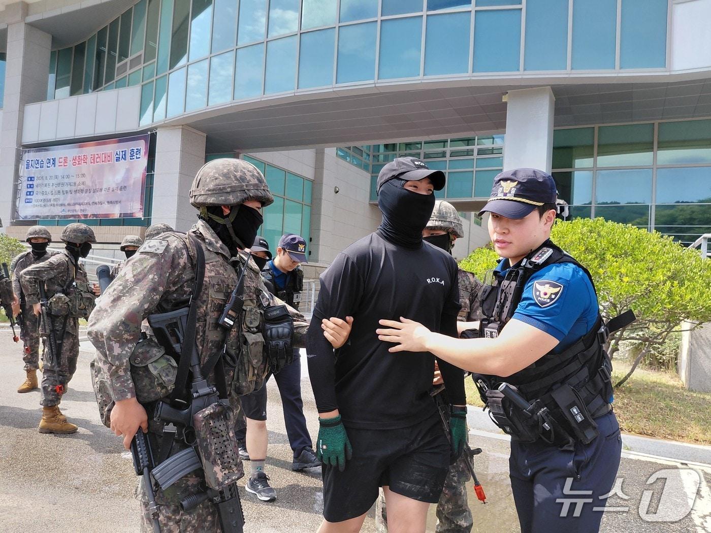 본문 이미지 - 육군 제53보병사단은 20일 부산 연제구 국가기록원 부산기록관 일대에서 연제구, 국가기록원, 연제경찰서, 동래소방서, 연제구보건소 등과 중요시설 테러에 대비한 통합방위 훈련을 실시했다. (제53보병사단 제공. 재판매 및 DB금지)