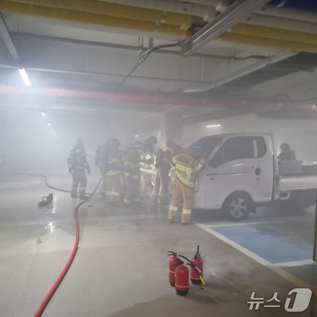 본문 이미지 - 20일 오후 전남광주 광산구 한 아파트 지하주차장에서 차량 화재가 발생한 모습.(사진=전남광주소방본부 제공. 재판매 및 DB 금지.)