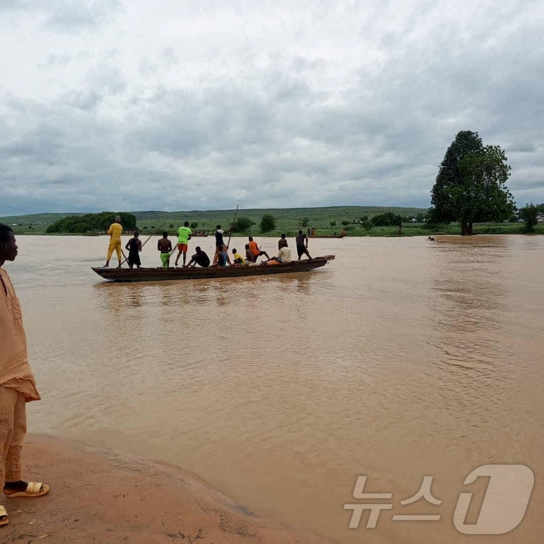 본문 이미지 - 나이지리아의 농장 노동자들은 논에 가거나 물품을 운반하기 위해 배에 의존한다. 2025.08.17. ⓒ 로이터=뉴스1