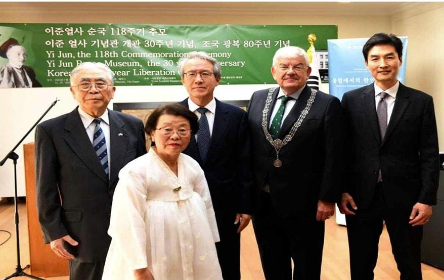 본문 이미지 - 얀 판자넌 네덜란드 헤이그 시장이 지난해 7월 12일 헤이그 이준열사기념관에서 열린 이준 열사 순국 118주기 추모 행사에 참석한 모습. 오른쪽부터 백기봉 국제형사재판소(ICC) 재판관, 판자넌 시장, 홍석인 주네덜란드 대사, 송창주 이준열사기념관 관장, 이기항 이준아카데미 원장. (국가보훈부 제공)