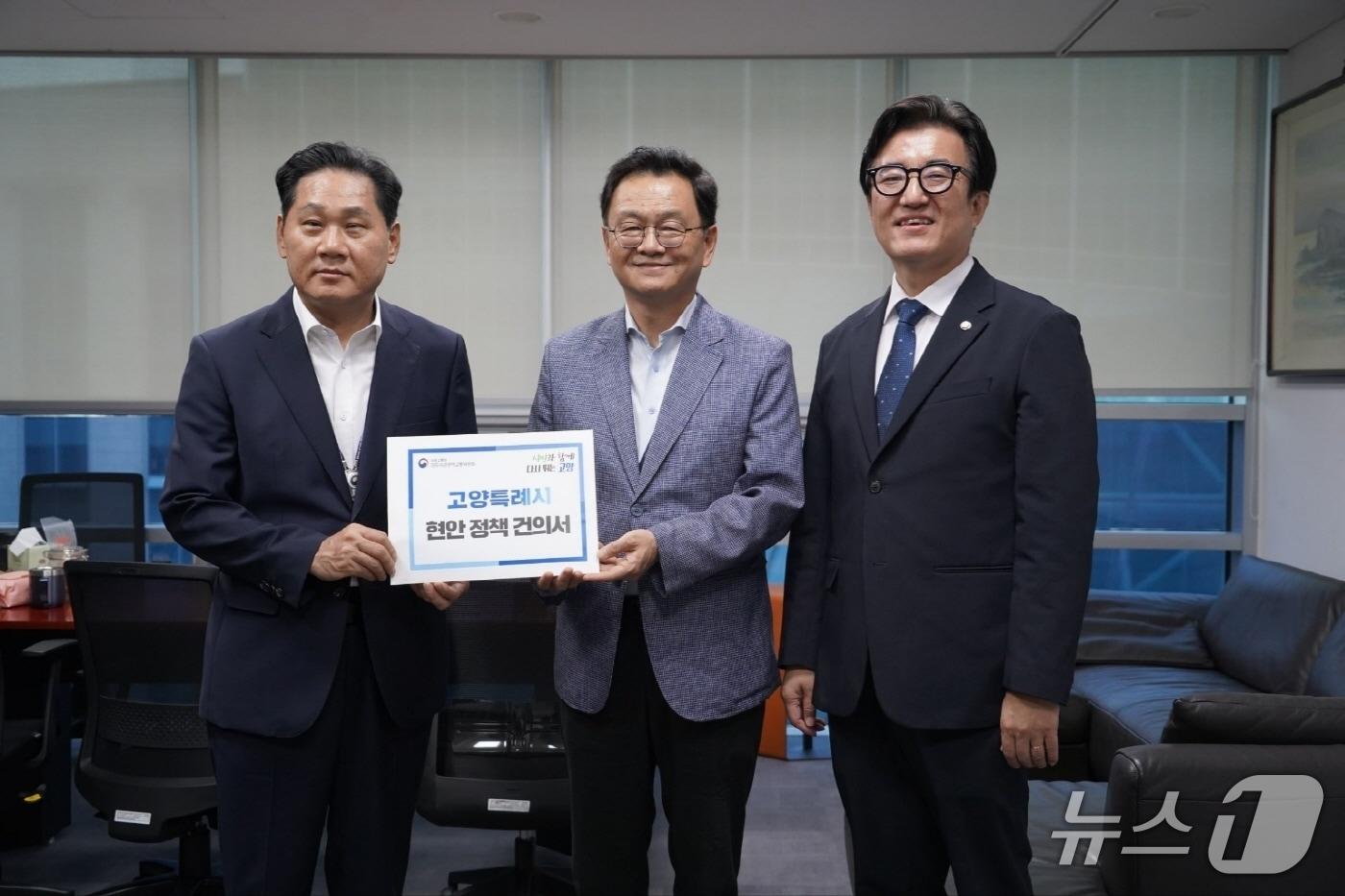 본문 이미지 - 20일 국회의원회관에서 민경선 고양시장이 김용석 대도시권광역교통위원회 위원장과 만나 철도망 확충 등 주요 교통 현안에 대한 정부 지원을 요청했다. 왼쪽부터 김용석 대광위 위원장, 민경선 고양시장, 김성회 국회의원. (고양시 제공, 재판매 및 DB금지)