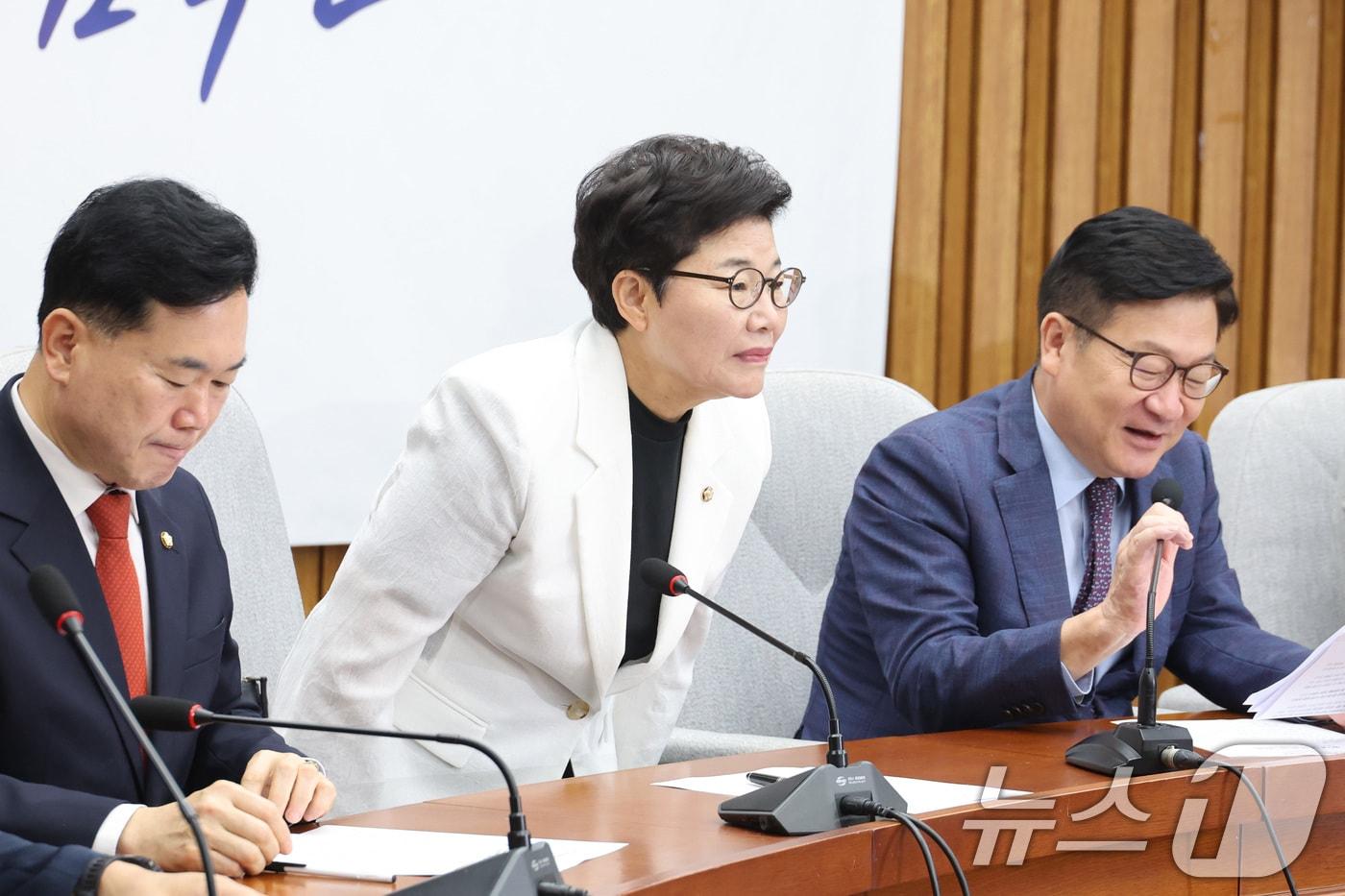 본문 이미지 - 임이자 국민의힘 정책위의장이 21일 서울 여의도 국회에서 열린 원내대책회의에서 인사하고 있다. 2026.8.21 ⓒ 뉴스1 신웅수 기자