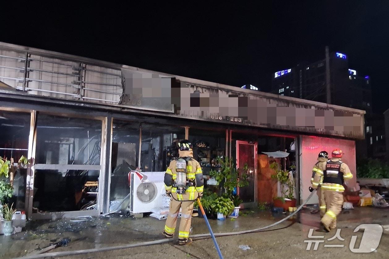 본문 이미지 - 20일 오후 10시 27분쯤 영주시 풍기읍 한 자동차용품점에서 불이나 진화 대원들이 불을 끄고 있다.(경북소방본부 제공. 재판매 및 DB 금지)2026.8.21/뉴스1