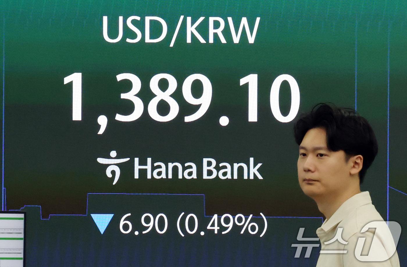 본문 이미지 - 서울 중구 하나은행 본점 딜링룸 전광판에 원달러 환율 시세가 표시되고 있다. 2026.8.21 ⓒ 뉴스1 박세연 기자