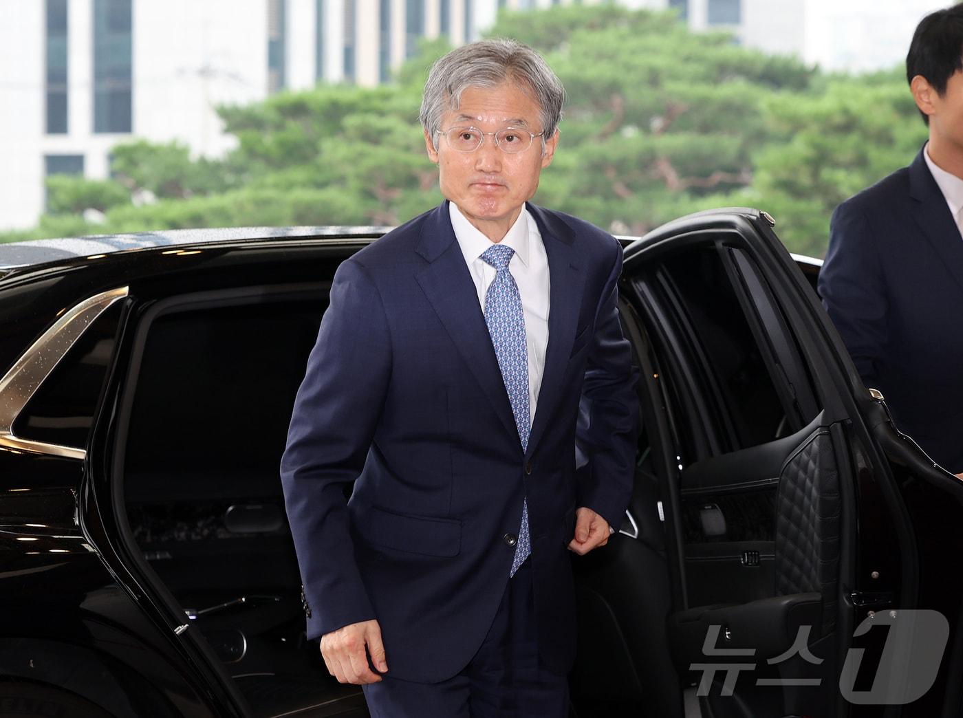본문 이미지 - 조희대 대법원장이 21일 오전 서울 서초구 대법원으로 출근하고 있다. 조 대법원장은 지난 18일 노태악 전 대법관과 이흥구 대법관 후임으로 손봉기 대구지방법원 부장판사와 김성수 서울고등법원 부장판사를 이재명 대통령에게 임명 제청했다. 2026.8.21 ⓒ 뉴스1 김진환 기자