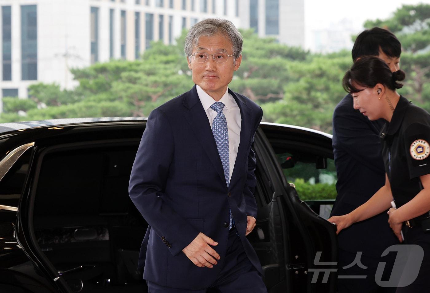 본문 이미지 - 조희대 대법원장이 21일 오전 서울 서초구 대법원으로 출근하고 있다. 조 대법원장은 지난 18일 노태악 전 대법관과 이흥구 대법관 후임으로 손봉기 대구지방법원 부장판사와 김성수 서울고등법원 부장판사를 이재명 대통령에게 임명 제청했다. 2026.8.21 ⓒ 뉴스1 김진환 기자