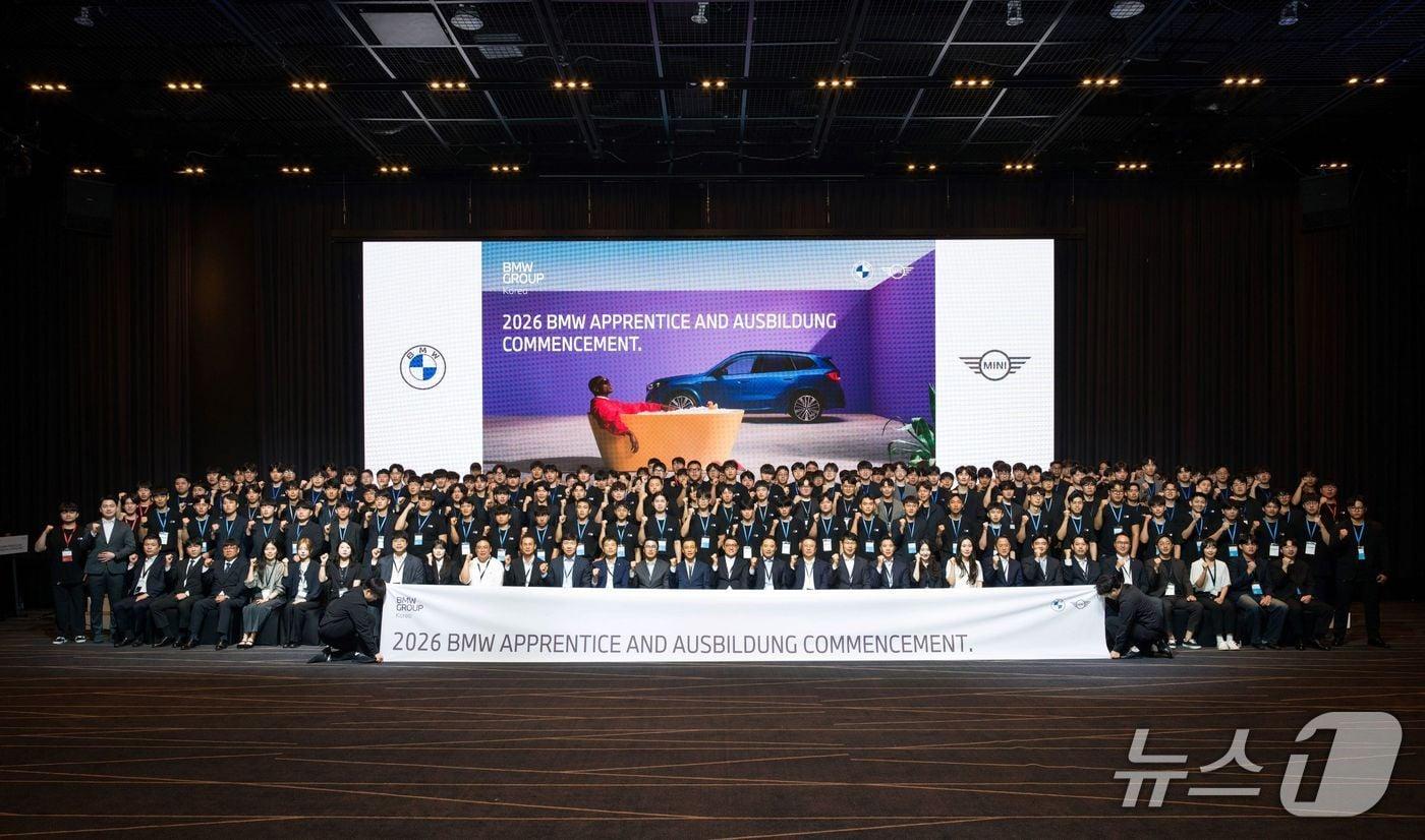 본문 이미지 - BMW 그룹 코리아가 20일 인천 영종도 네스트호텔에서 개최한 BMW 어프렌티스 및 아우스빌둥 프로그램 수료식과 신규 기수 발대식의 모습(자료사진. BMW 그룹 코리아 제공). 2026.8.20.