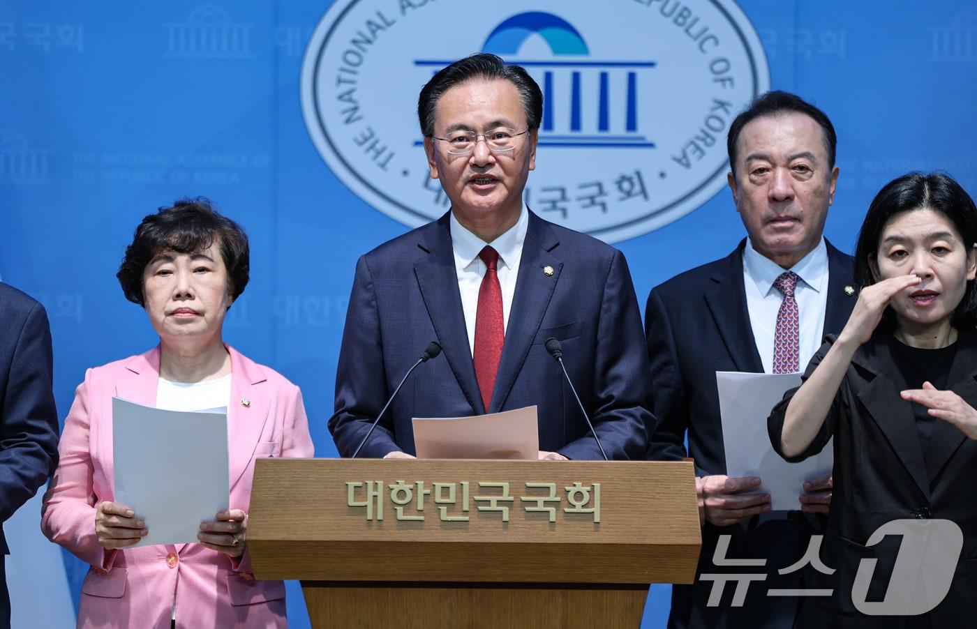 본문 이미지 - 유상범 국민의힘 의원과 국회 예산결산위 소속 국민의힘 의원들이 21일 서울 여의도 국회 소통관에서 예산결산특별위원회 결산 심사 관련 기자회견을 하고 있다. 2026.8.21 ⓒ 뉴스1 김도우 기자