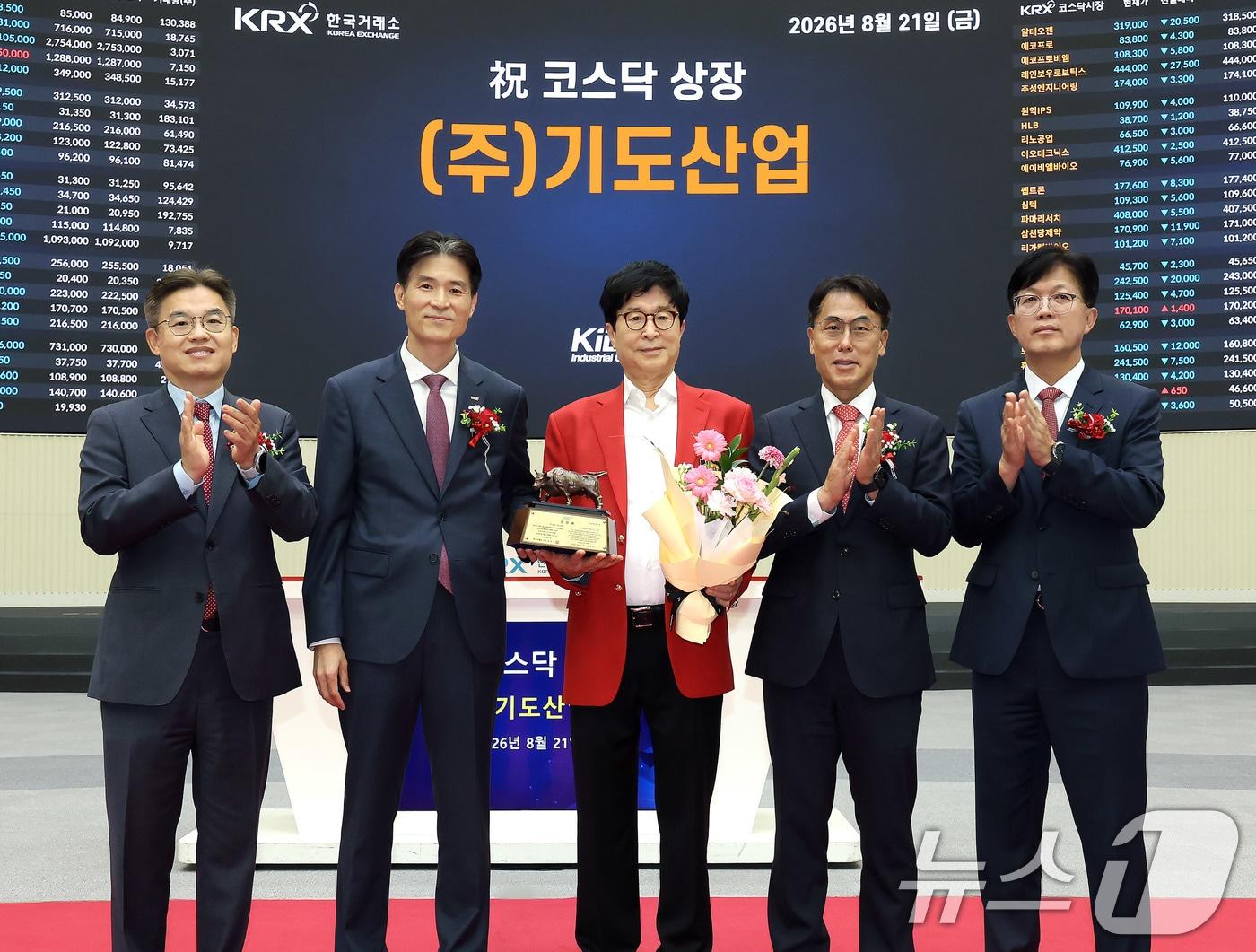 본문 이미지 - 21일 오전 서울 영등포구 한국거래소에서 열린 기도산업 코스닥시장 상장기념식에서 상장기념패 전달 후 박종식 한국IR협의회 부회장(왼쪽부터), 민경욱 한국거래소 코스닥시장본부장, 박장희 기도산업 대표이사, 성주완 미래에셋증권 IB1부문대표, 안승근 코스닥협회 부회장이 기념촬영을 하고 있다. (한국거래소 제공. 재판매 및 DB금지) 2026.8.21 ⓒ 뉴스1